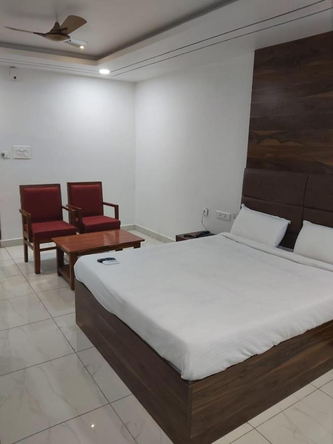 Hotel Sahasra Dla Warangal Esterno foto