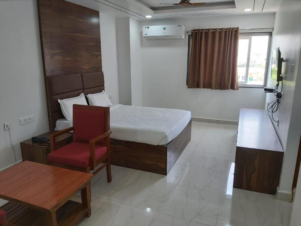 Hotel Sahasra Dla Warangal Esterno foto